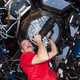 El comandante Chris Hadfield capturando fotos a bordo de la Estación Espacial Internacional (Imagen: NASA).